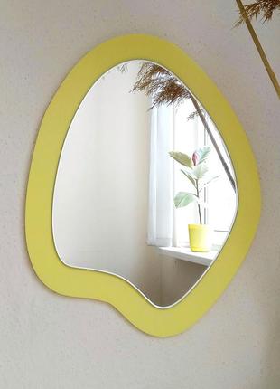 Интерьерное зеркало неправильной формы в деревянной раме шалфейного цвета, овальное зеркало