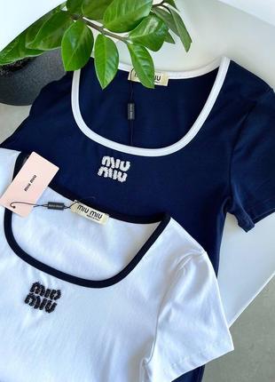 Вкорочена футболка в стилі miu miu