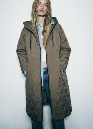 Куртка zara женская длинная стеганая демисезонная с капюшоном и карманами хаки s-m оверсайз стеганое пальто