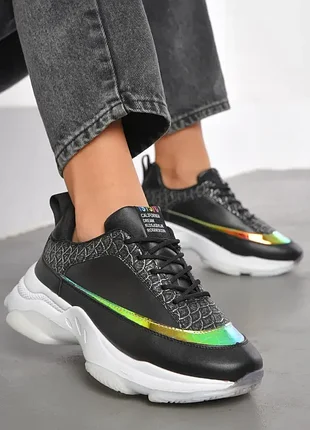 Кросівки зі зміїним принтом