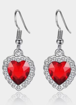 Сережки сріблястого кольору з червоним серцем
