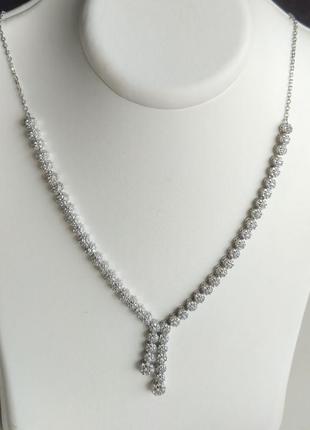 Серебряное колье со вставками из белых цирконов.