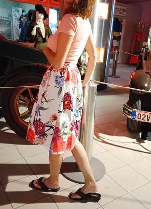 Юбка в квіти плотна біла спідниця міді