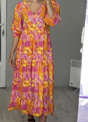 Яскрава сукня