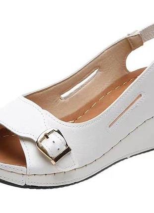 Босоножки женские белые на танкетке б1492