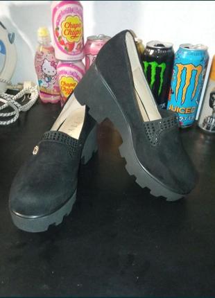 Чорні туфельки на дівчинку