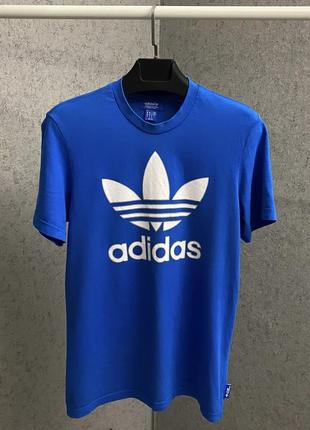 Голубая футболка от бренда adidas