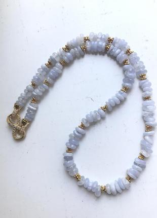 Ожерелье голубого агата с ювелирной застежкой (золотая, фианить)