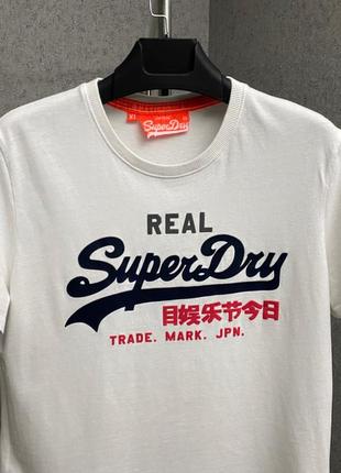 Белая футболка от бренда superdry3 фото