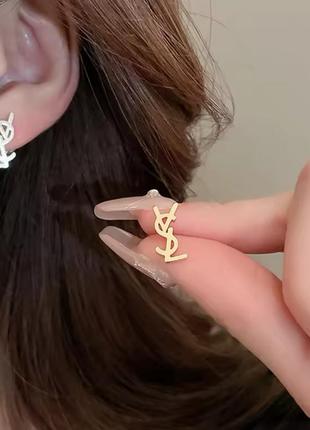 Стильные серьги