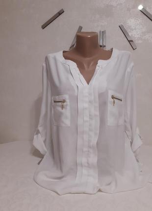 Блуза біла з золотистою фурнітурою