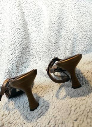 Золотисто коричневые открытые босоножки на каблуке4 фото