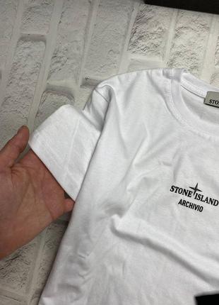 Топовая футболка в белом цвете от бранда stone island.4 фото