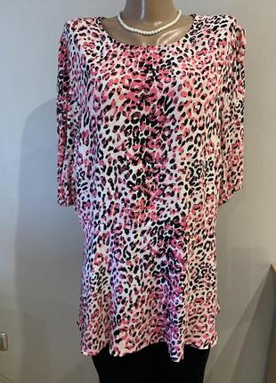 Эффектная вискозная блузка с баской в ярком принте, батал