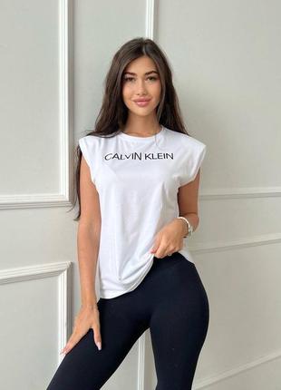 Жіноча футболка безрукавка принт на плечиках пудровий 42-483 фото