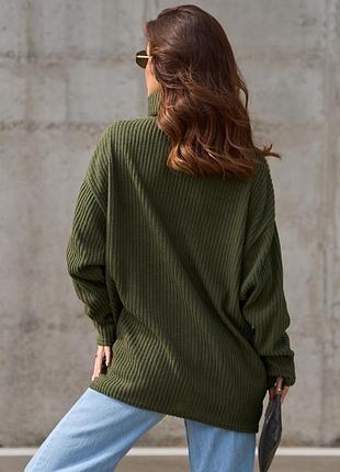 Удлиненный свитер цвета хаки с высоким горлом