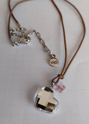 Swarovski кольє на шнурку сердечко і маленький метелик