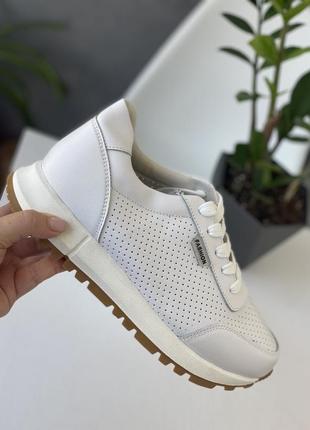 Базовые кроссовки белые из натуральной кожи