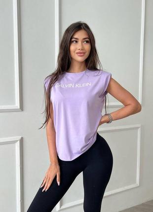Женская футболка безрукавка принт на плечах капучино 42-484 фото