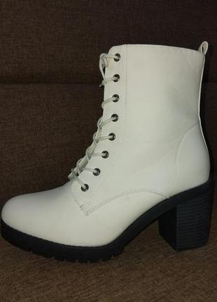 Стильные женские ботинки