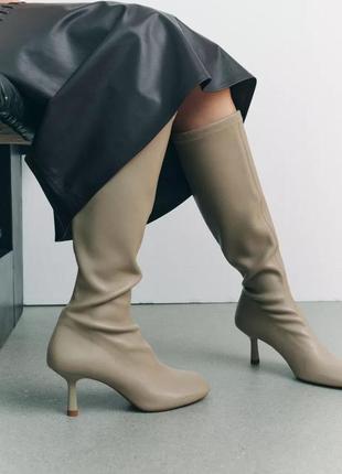 Кожаные сапоги бежевые zara new