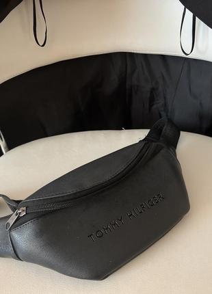 Бананка в стиле tommy hilfiger черная маленькая сумка на плечо пояс