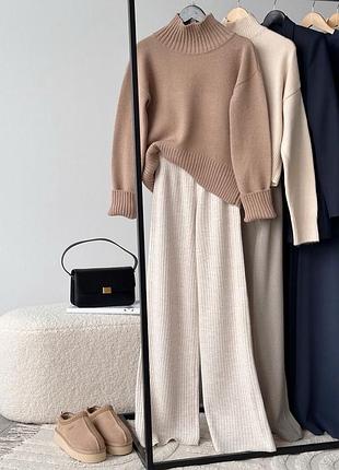 Теплий светр з горловиною