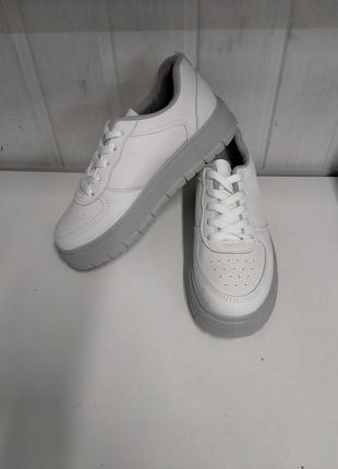 Кроссовки женские белые с серой подошвой на шнурках.и-6254.
размеры:36-40.
цена -1600грн4 фото