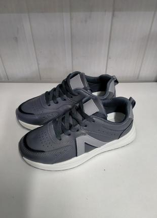 Кросівки унісекс сірі з білою підошвою на шнурках.і-6255.
розміри:36-41.
ціна -750грн