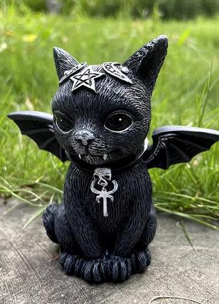 Миниатюрная статуэтка черного кота. таинственная милая кошка. вампир