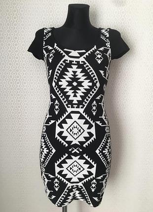 Чёрно белое трикотажное облегающее платье с геометрическим принтом от derek heart, размер s/m