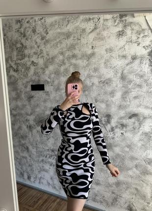 Ніжна сукня з вирізами, сукня міді