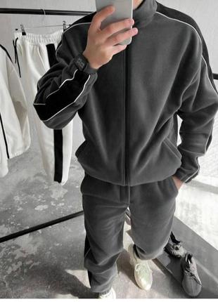 Мужской спортивный костюм