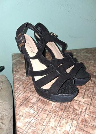 Крутезні босоніжки на високому каблуці