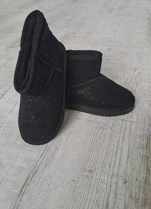 Уги для дівчинки