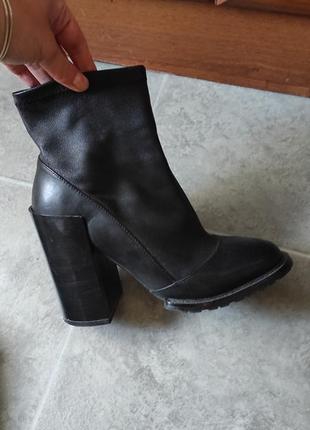 Шикарнючі шкіряні ботильони, ботінки, черевики
