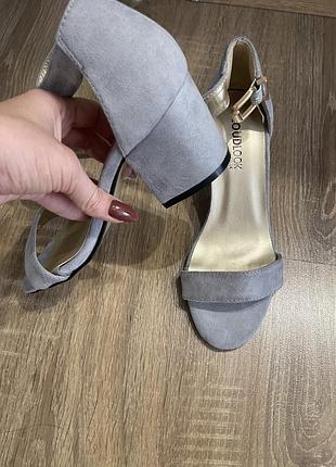 Босоножки на маленьком каблуке, замшевые