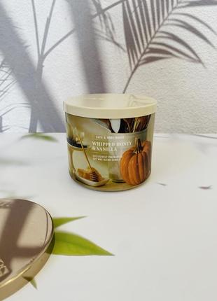 Парфумована свічка whipped honey & vanilla bath and body works