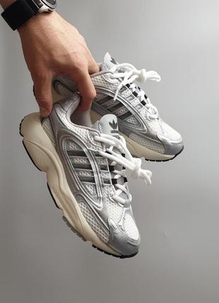 Стильні брендові кросівки