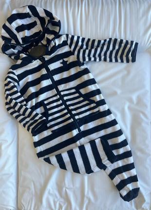 Комбінезон з відкритими ніжками та капюшоном, є кармани