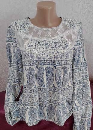 Блуза белая в голубой цветочный принт