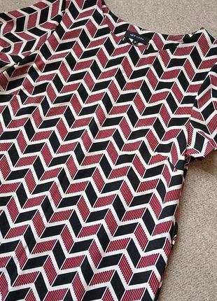 Интересное и необычное платье в абстракцию