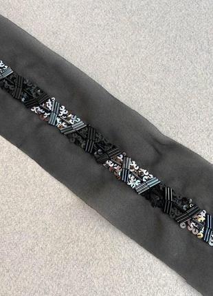 8/065 лента на черной органзе вышитая бисером серая-черная 20мморганза