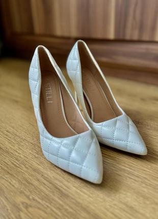 Туфлі на шпильці