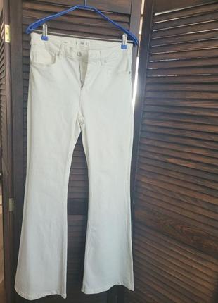 Новые женские белые джинсы клеш mango