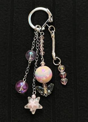 Брелок из круглых и фигурных бусин