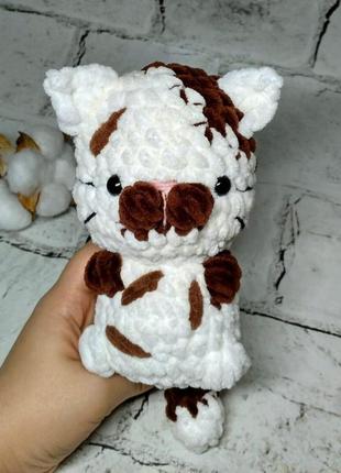 М'яка іграшка в'язана ручної роботи амігурумі котик плюшикус hand made 15 см молочний