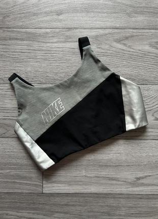 Женский спортивный топ nike