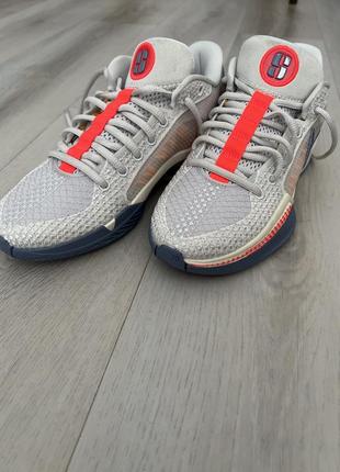 Жіночі кросівки