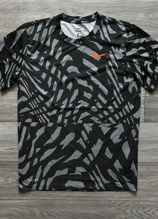 Крута спортивна футболка nike